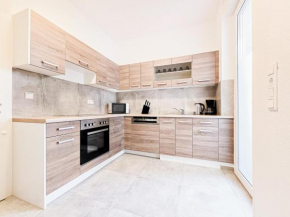 RAJ Living - Monteurwohnung mit 3 Zimmern , Terrasse und Parkplatz